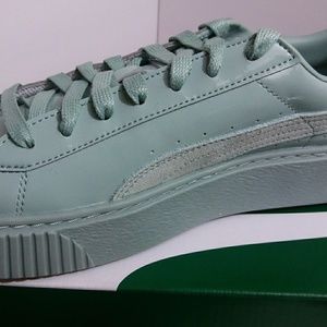 Womens sneaker tennis shoes size 9